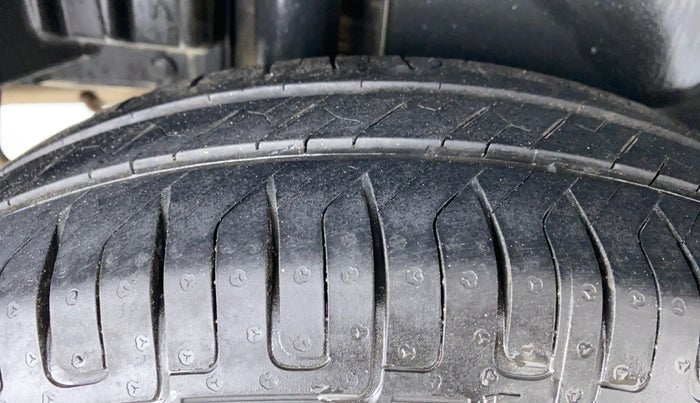 2014 Maruti Swift Dzire LXI 1.2 BS IV, Petrol, Manual, 59,068 km, Right Rear Tyre Tread