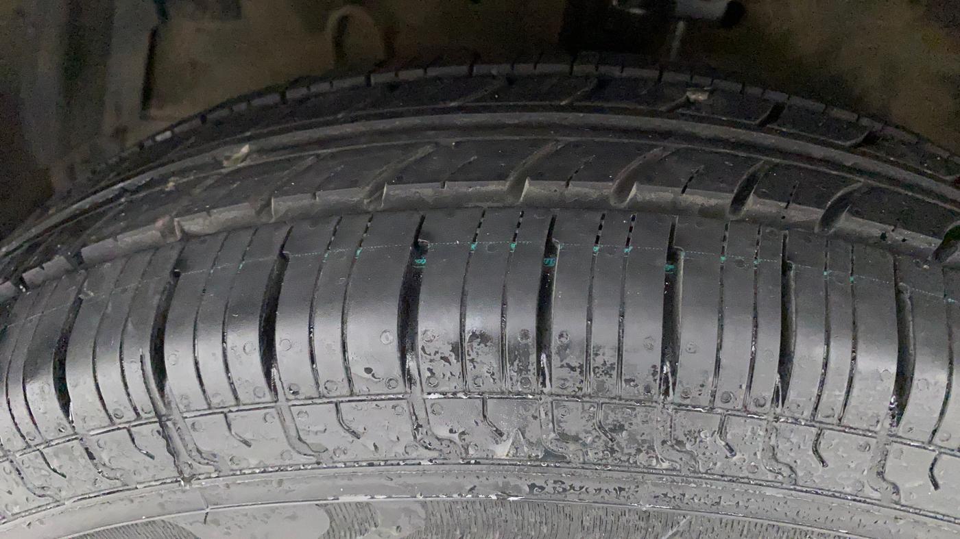 2016 Maruti Swift VXI, Petrol, Manual, 37,715 km, Left Front Tyre Tread