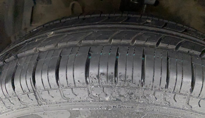 2016 Maruti Swift VXI, Petrol, Manual, 37,715 km, Left Front Tyre Tread