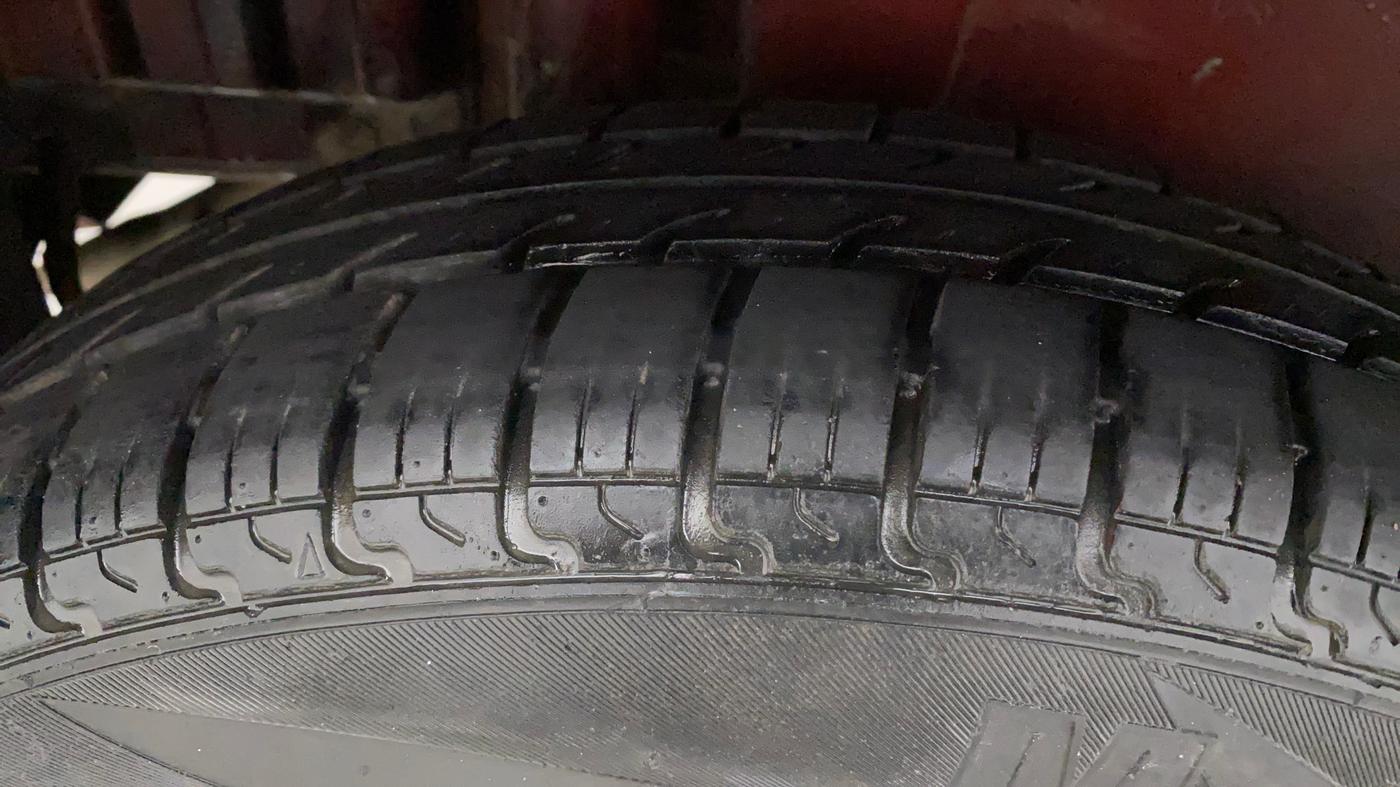 2016 Maruti Swift VXI, Petrol, Manual, 37,715 km, Right Rear Tyre Tread