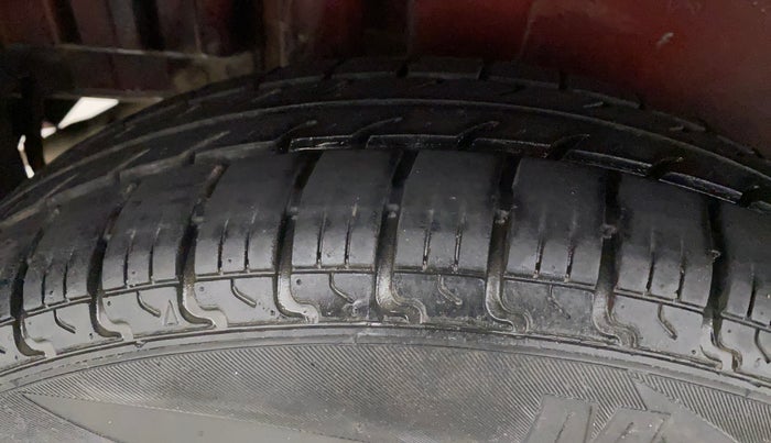 2016 Maruti Swift VXI, Petrol, Manual, 37,715 km, Right Rear Tyre Tread