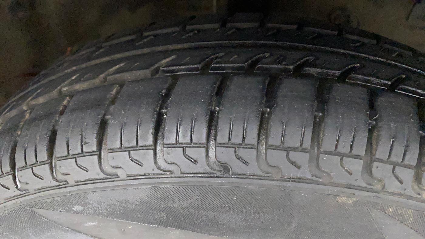 2016 Maruti Swift VXI, Petrol, Manual, 37,715 km, Right Front Tyre Tread