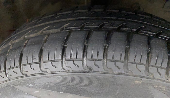 2016 Maruti Swift VXI, Petrol, Manual, 37,715 km, Right Front Tyre Tread