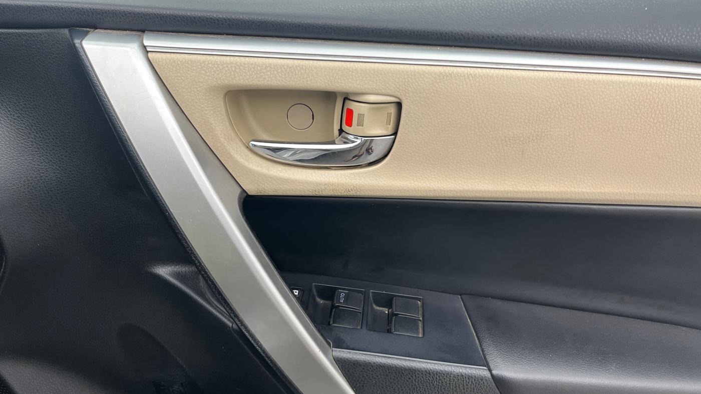 2014 Toyota Corolla Altis VL CVT PETROL, Petrol, Automatic, 1,08,352 km, Driver Side Door Panels Control