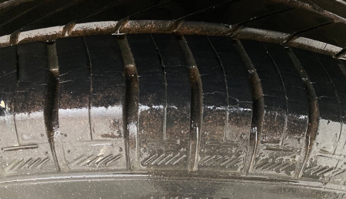 2016 Mahindra Kuv100 K8 6 STR, Petrol, Manual, 54,693 km, Left Rear Tyre Tread