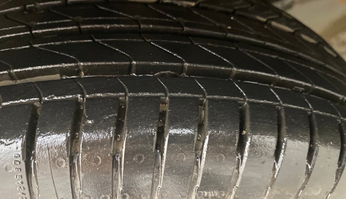 2016 Mahindra Kuv100 K8 6 STR, Petrol, Manual, 54,693 km, Left Front Tyre Tread