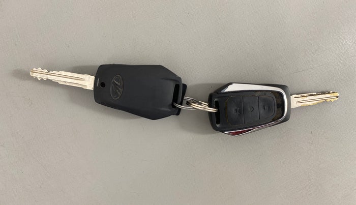 2016 Mahindra Kuv100 K8 6 STR, Petrol, Manual, 54,693 km, Key Close Up