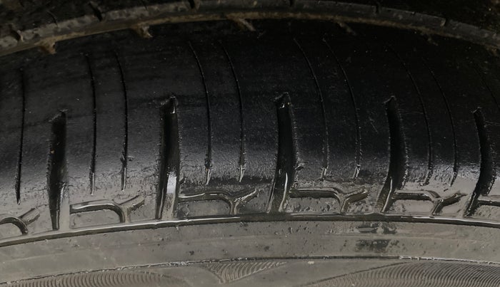 2016 Mahindra Kuv100 K8 6 STR, Petrol, Manual, 54,693 km, Right Rear Tyre Tread