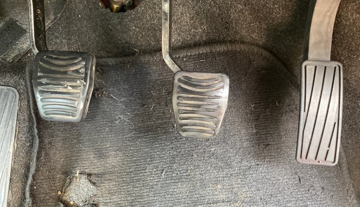 2016 Mahindra Kuv100 K8 6 STR, Petrol, Manual, 54,693 km, Pedals