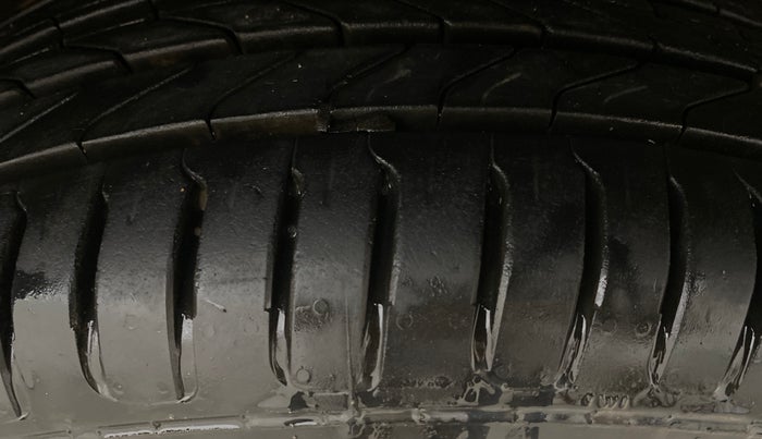 2016 Mahindra Kuv100 K8 6 STR, Petrol, Manual, 54,693 km, Right Front Tyre Tread