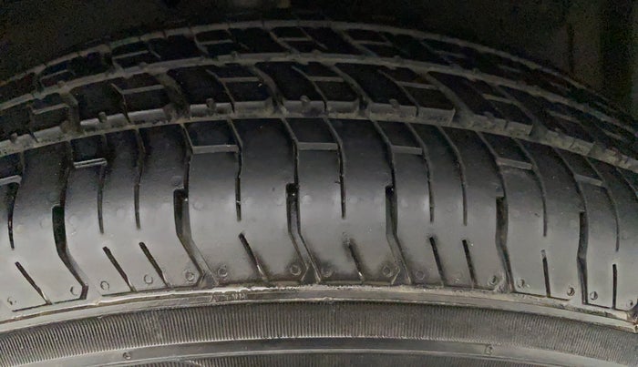2014 Maruti Swift Dzire VXI, Petrol, Manual, 32,941 km, Left Rear Tyre Tread