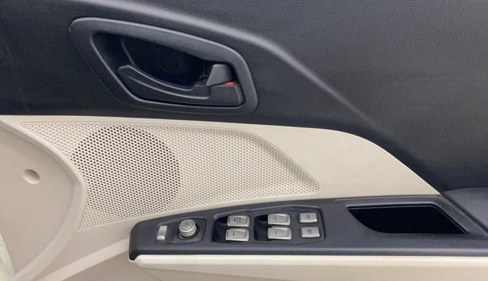 2019 Mahindra XUV300 W6 1.5 DIESEL, Diesel, Manual, 1,07,874 km, Driver Side Door Panels Control