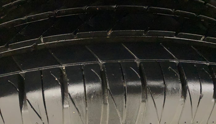 2019 Mahindra XUV300 W6 1.5 DIESEL, Diesel, Manual, 1,07,874 km, Right Rear Tyre Tread