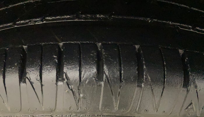 2019 Mahindra XUV300 W6 1.5 DIESEL, Diesel, Manual, 1,07,874 km, Right Front Tyre Tread