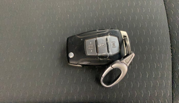 2019 Mahindra XUV300 W6 1.5 DIESEL, Diesel, Manual, 1,07,874 km, Key Close Up