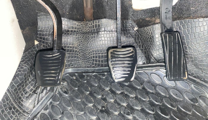 2019 Mahindra XUV300 W6 1.5 DIESEL, Diesel, Manual, 1,07,874 km, Pedals