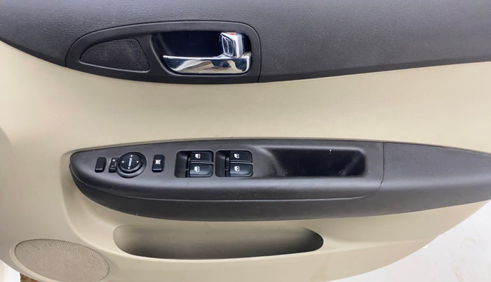 2014 Hyundai i20 SPORTZ 1.2, Petrol, Manual, 50,394 km, Driver Side Door Panels Control