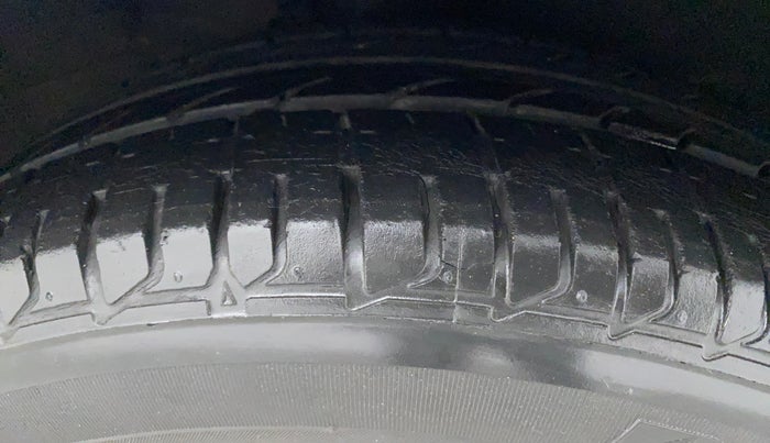 2014 Hyundai Verna FLUIDIC 1.6 VTVT SX OPT, Petrol, Manual, 24,690 km, Right Front Tyre Tread