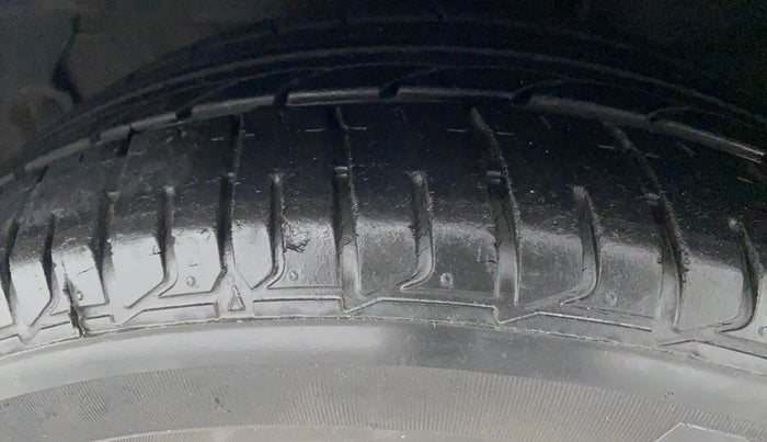 2014 Hyundai Verna FLUIDIC 1.6 VTVT SX OPT, Petrol, Manual, 24,690 km, Left Rear Tyre Tread