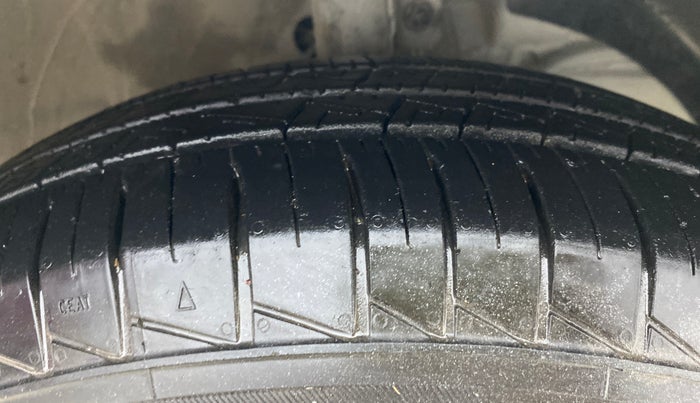 2018 Maruti Swift VXI, Petrol, Manual, 60,743 km, Right Front Tyre Tread