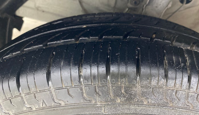 2018 Maruti Swift VXI, Petrol, Manual, 60,743 km, Left Front Tyre Tread