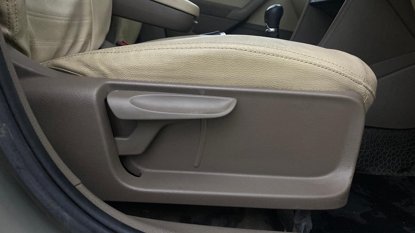 2014 Skoda Rapid ELEGANCE 1.6 MPI MT, Petrol, Manual, 55,404 km, Driver Side Adjustment Panel
