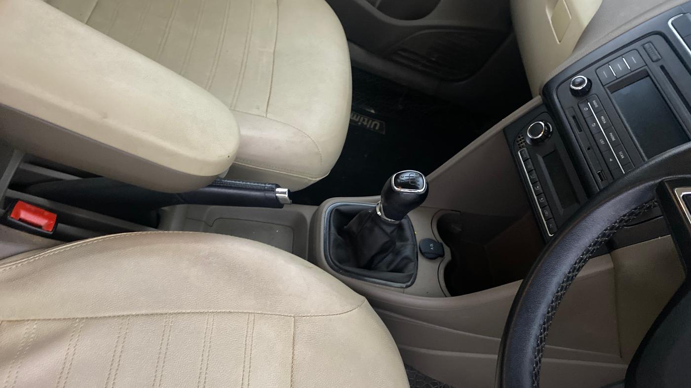 2014 Skoda Rapid ELEGANCE 1.6 MPI MT, Petrol, Manual, 55,404 km, Gear Lever