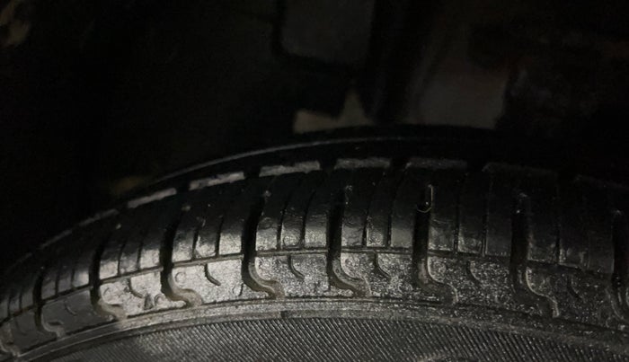 2017 Renault Kwid RXL, Petrol, Manual, 86,916 km, Left Front Tyre Tread