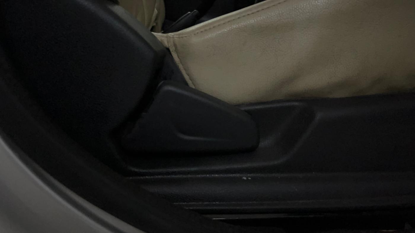 2017 Renault Kwid RXL, Petrol, Manual, 86,916 km, Driver Side Adjustment Panel