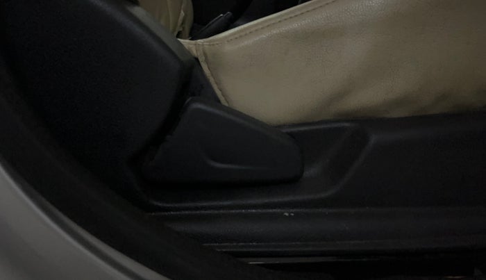 2017 Renault Kwid RXL, Petrol, Manual, 86,916 km, Driver Side Adjustment Panel