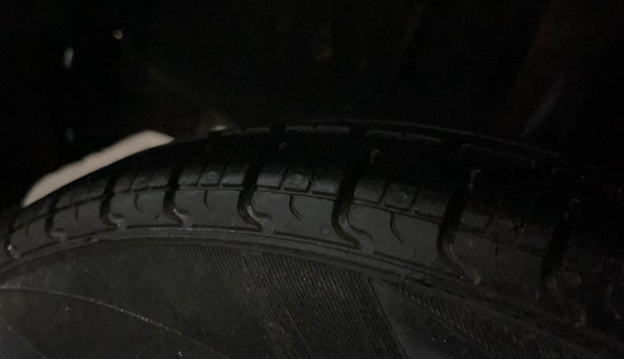 2017 Renault Kwid RXL, Petrol, Manual, 86,916 km, Right Rear Tyre Tread