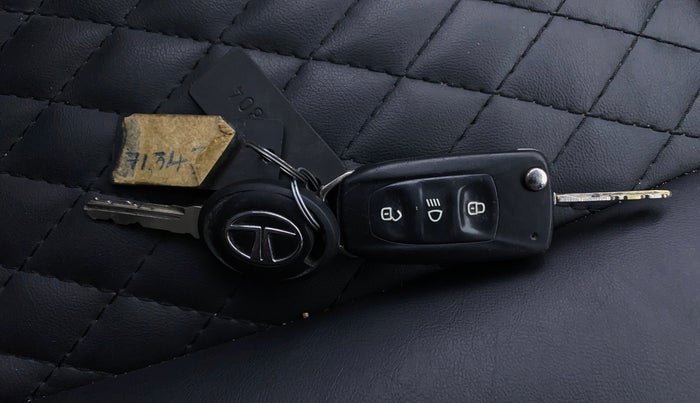 2017 Tata Tiago XZ PETROL, Petrol, Manual, 71,660 km, Key Close Up