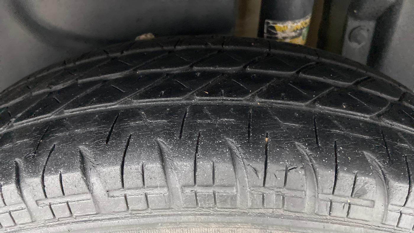 2014 Maruti Swift Dzire VXI, Petrol, Manual, 90,178 km, Left Rear Tyre Tread