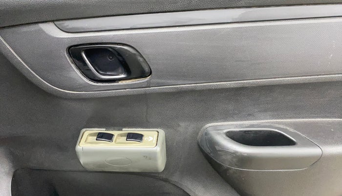 2015 Renault Kwid RXL, Petrol, Manual, 60,481 km, Driver Side Door Panels Control