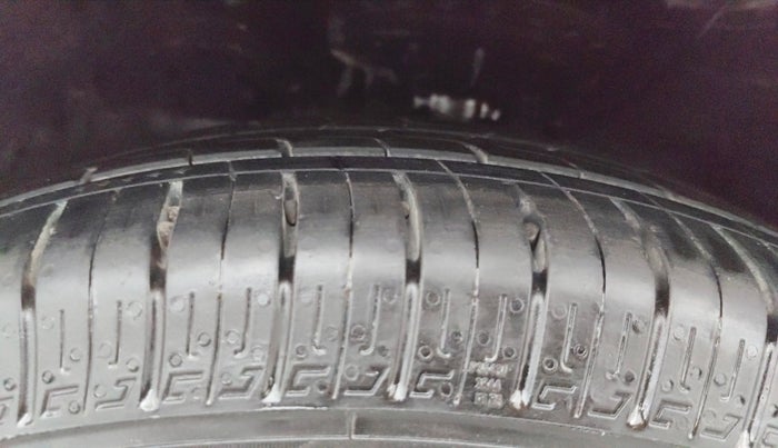 2016 Hyundai Verna 1.4 VTVT, CNG, Manual, 1,07,607 km, Left Front Tyre Tread