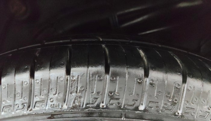 2016 Hyundai Verna 1.4 VTVT, CNG, Manual, 1,07,607 km, Left Rear Tyre Tread