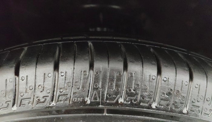 2016 Hyundai Verna 1.4 VTVT, CNG, Manual, 1,07,607 km, Right Front Tyre Tread