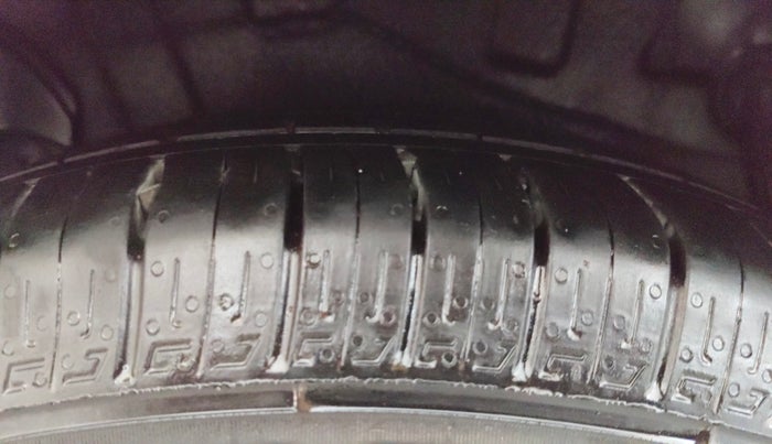 2016 Hyundai Verna 1.4 VTVT, CNG, Manual, 1,07,607 km, Right Rear Tyre Tread