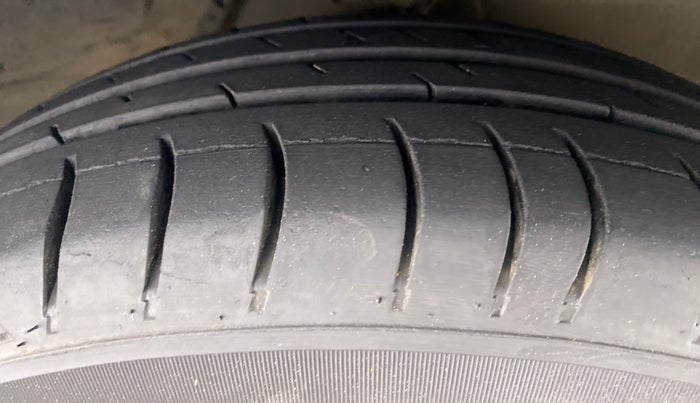 2014 Hyundai i10 SPORTZ 1.1 IRDE2, Petrol, Manual, 64,705 km, Right Front Tyre Tread