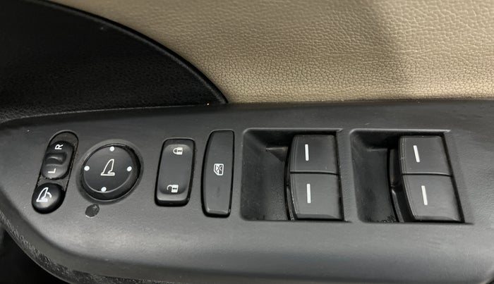 2020 Honda Civic 1.8L I-VTEC VX CVT, Petrol, Automatic, 1,04,643 km, Driver Side Door Panels Control