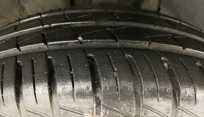 2022 Renault Kwid 1.0 RXT Opt, Petrol, Manual, 5,324 km, Right Front Tyre Tread