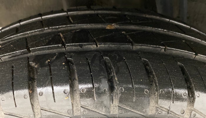 2022 Renault Kwid 1.0 RXT Opt, Petrol, Manual, 5,324 km, Right Rear Tyre Tread