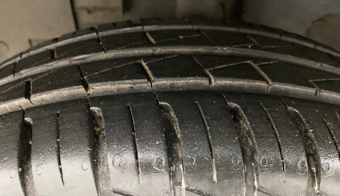 2022 Renault Kwid 1.0 RXT Opt, Petrol, Manual, 5,324 km, Left Front Tyre Tread