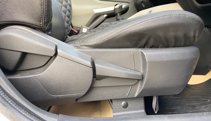 2023 Nissan MAGNITE XV TURBO, Petrol, Manual, 24,524 km, Driver Side Adjustment Panel