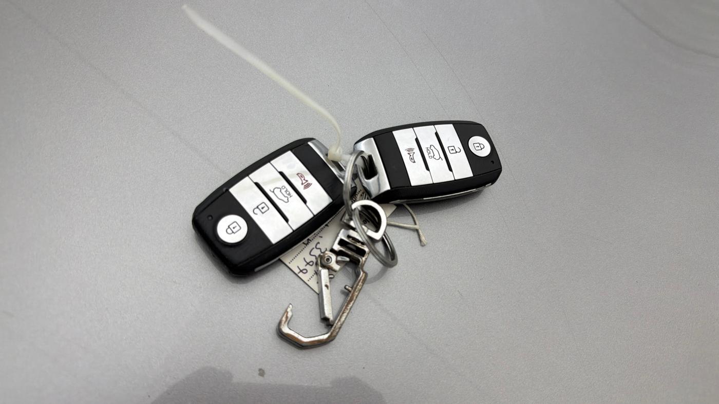 2020 KIA SELTOS HTX IVT 1.5 PETROL, CNG, Automatic, 74,399 km, Key Close Up