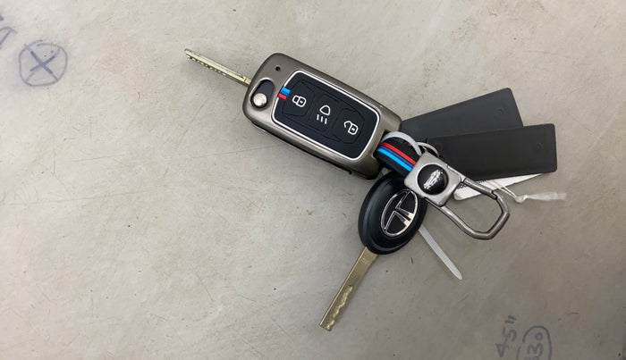 2023 Tata Tiago XT (O) PETROL, Petrol, Manual, 10,442 km, Key Close Up