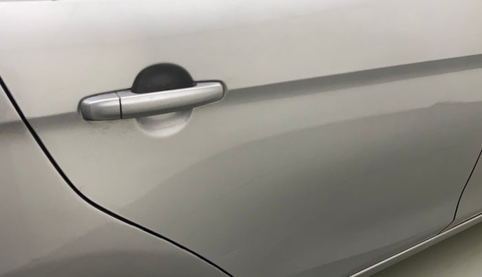 2015 Maruti Ciaz VXI+, Petrol, Manual, 68,617 km, Right rear door - Minor scratches