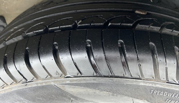 2010 Maruti Ritz ZXI, Petrol, Manual, 33,878 km, Left Rear Tyre Tread