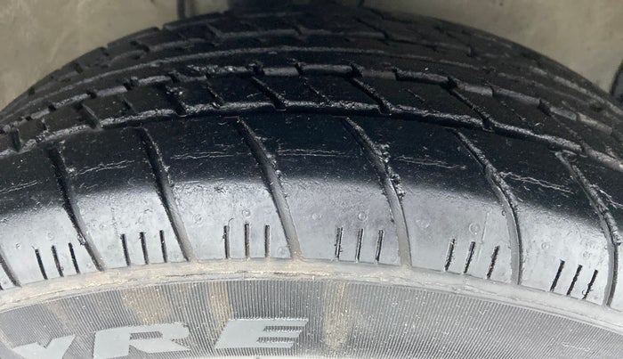2010 Maruti Ritz ZXI, Petrol, Manual, 33,878 km, Right Front Tyre Tread