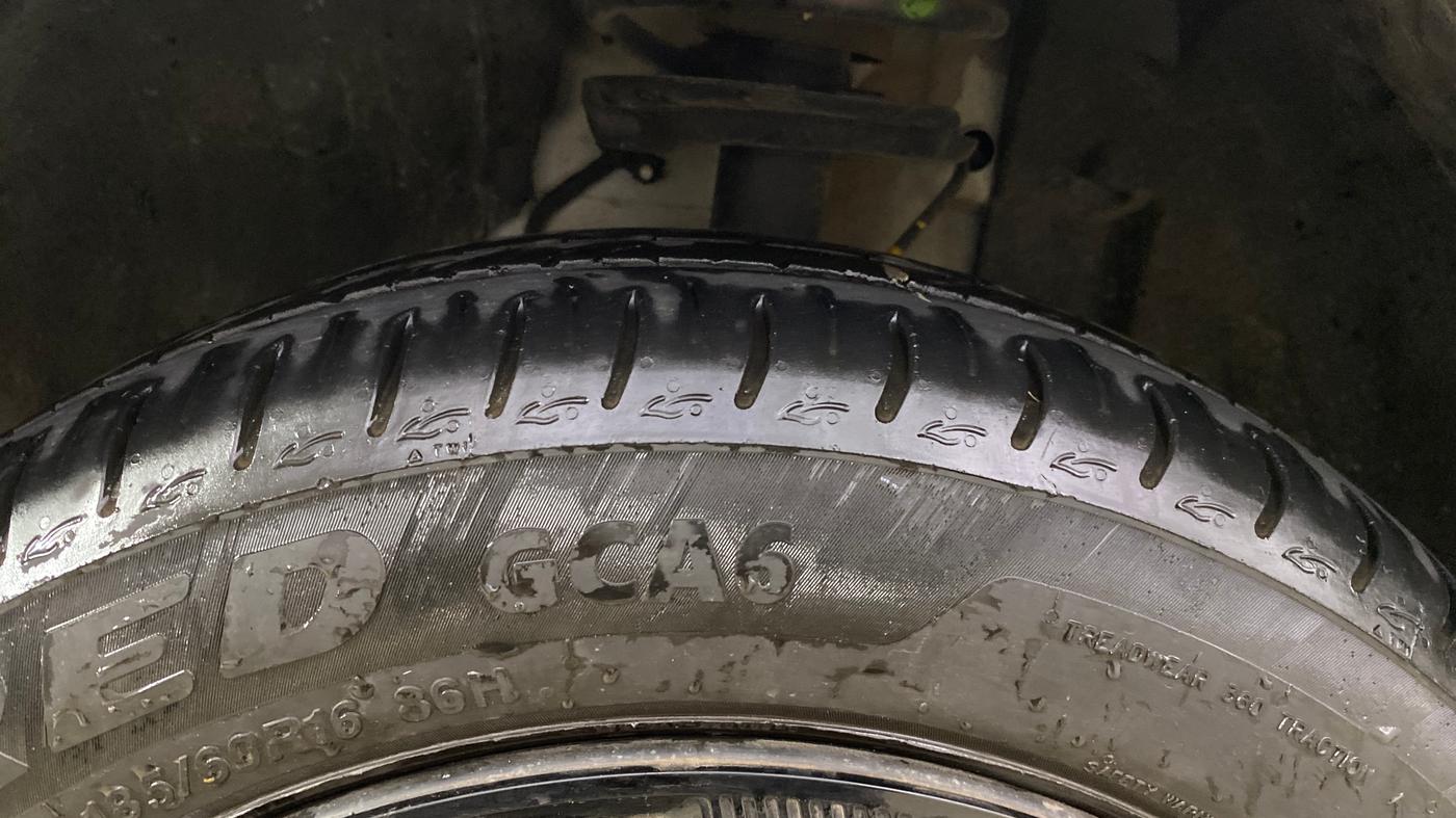 2025 Tata ALTROZ Creative Petrol 5AMT, Petrol, Automatic, 9,054 km, Left Front Tyre Tread